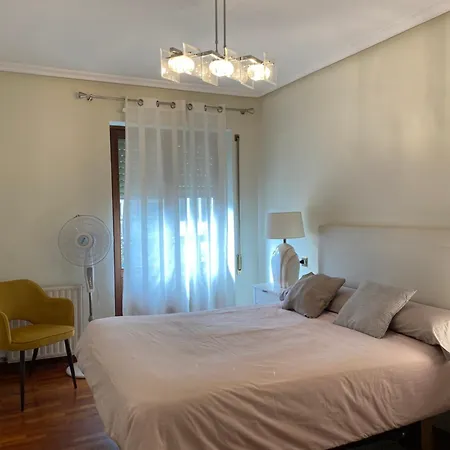 Homeoffice With Church Views Lägenhet